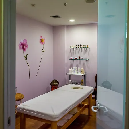 Odyssey & 4* أيّا إفيميا